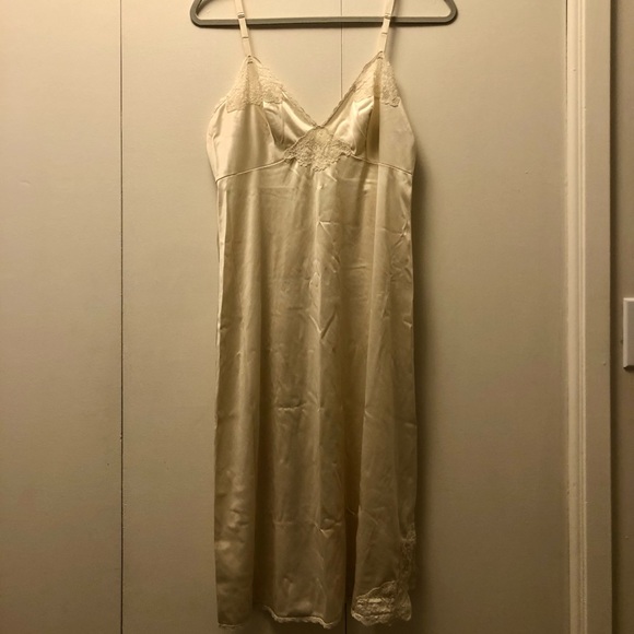 Lovely Cream and Lace Vintage Slip - Picture 2 of 7
